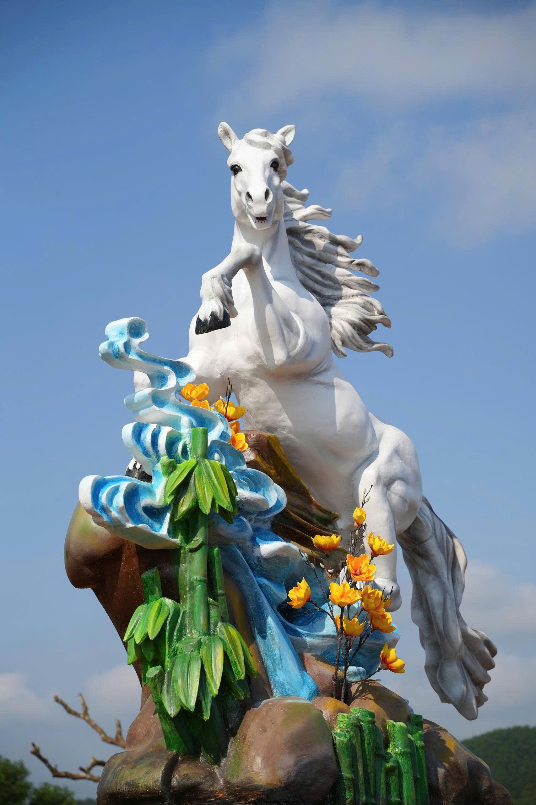 Ngắm linh vật chào Xuân Bính Ngọ 2026 vừa trình làng tại đồi Chuông Gió- Ảnh 4.