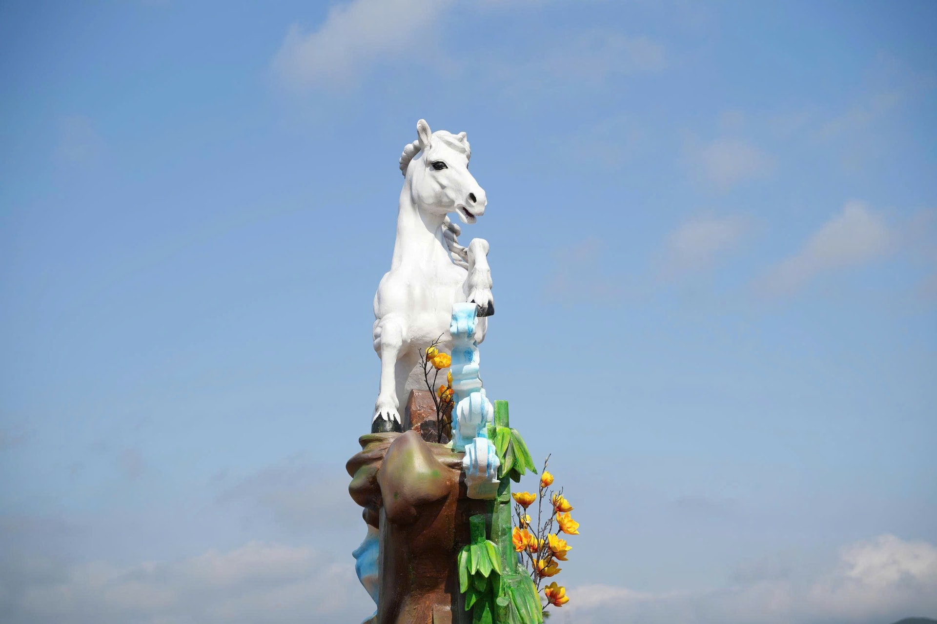 Ngắm linh vật chào Xuân Bính Ngọ 2026 vừa trình làng tại đồi Chuông Gió- Ảnh 2.