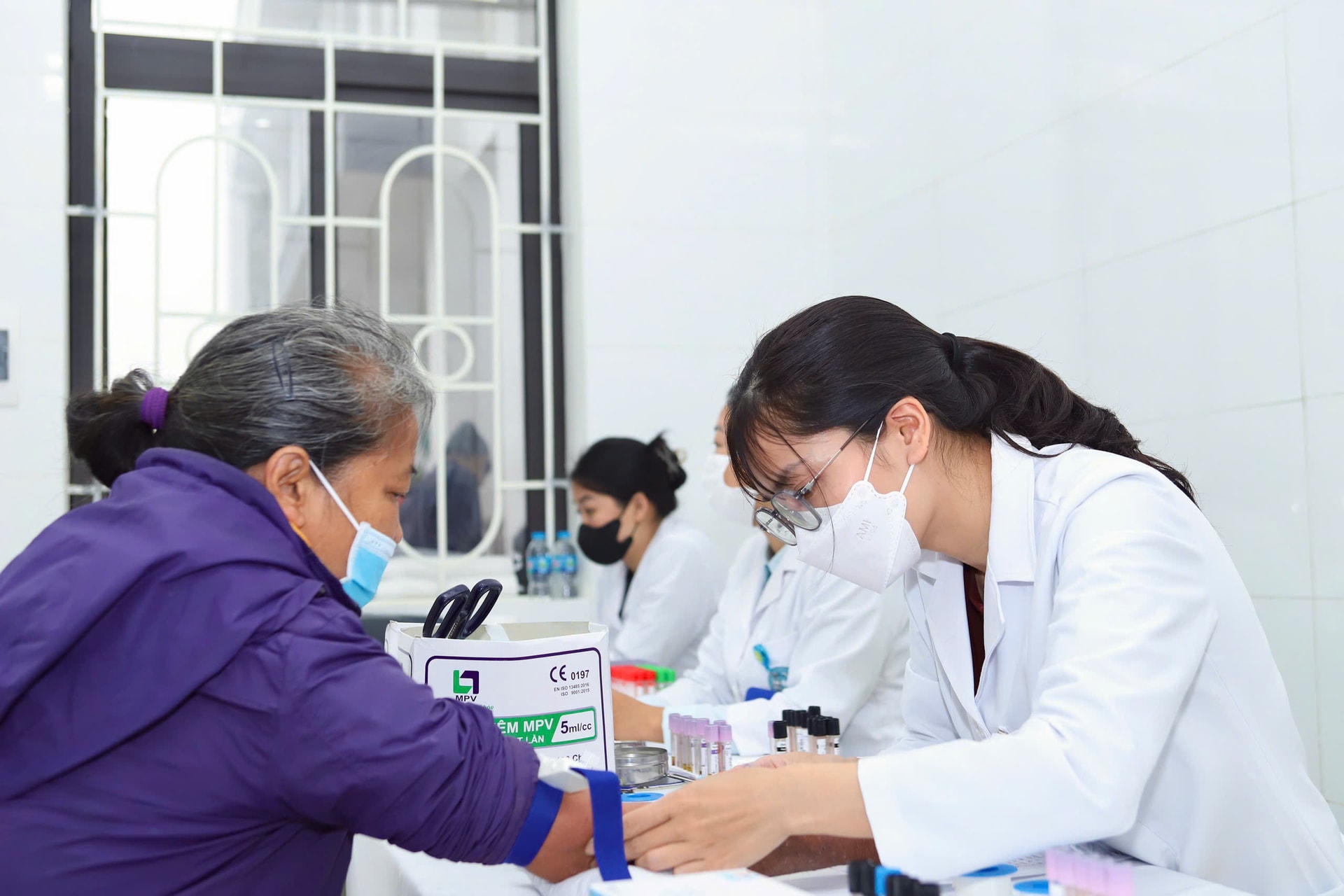 Đưa Nghị quyết 72 vào cuộc sống: Trạm y tế gần dân phát huy vai trò 'gác cổng'- Ảnh 3.