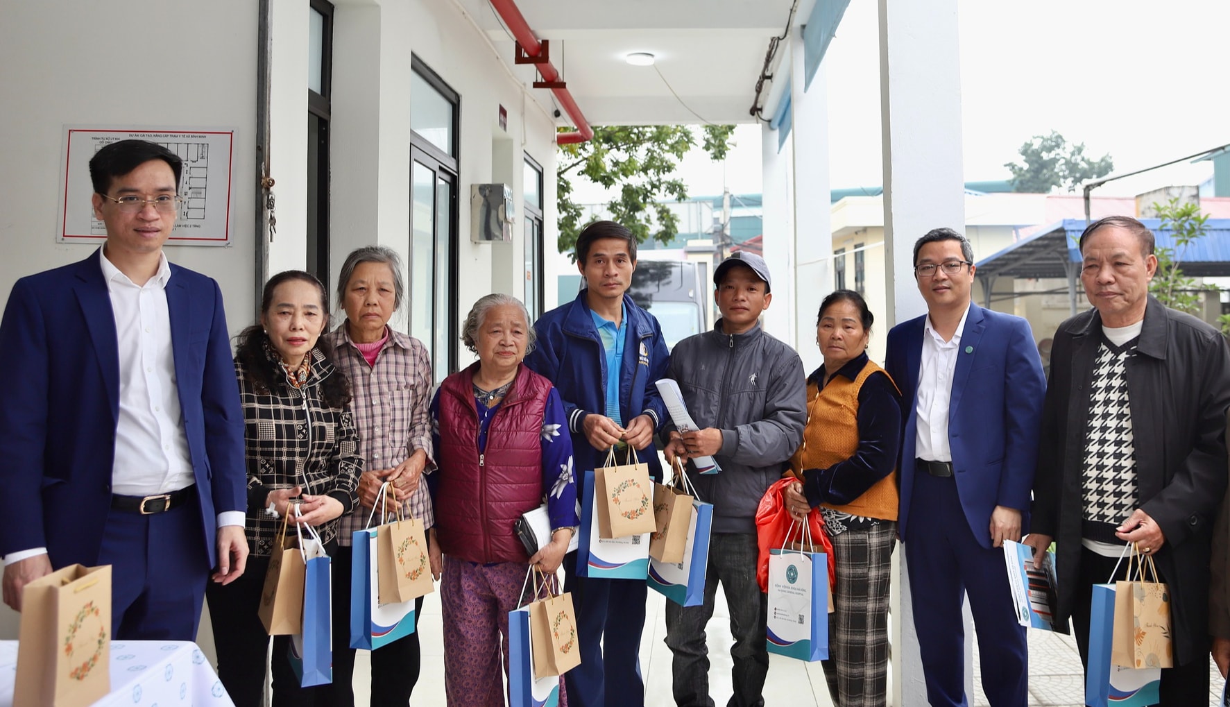 BVĐK Hà Đông đưa bác sĩ, thiết bị hiện đại về 'cắm chốt' tại trạm y tế xã- Ảnh 15.