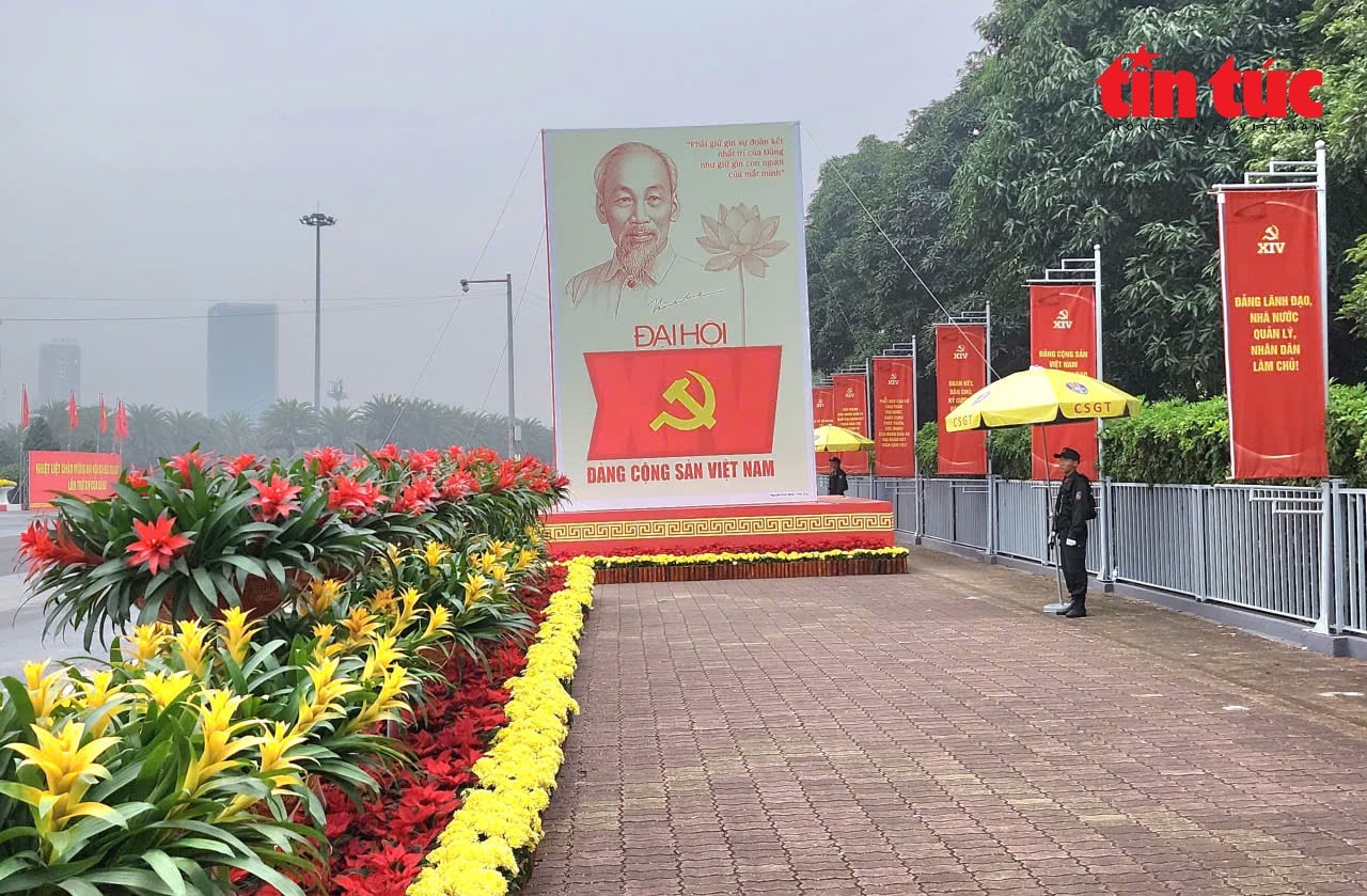 Đường phố rực rỡ sắc đỏ cờ hoa trong ngày làm việc đầu tiên Đại hội XIV của Đảng- Ảnh 1. Đường phố rực rỡ sắc đỏ cờ hoa trong ngày làm việc đầu tiên Đại hội XIV của Đảng- Ảnh 1.