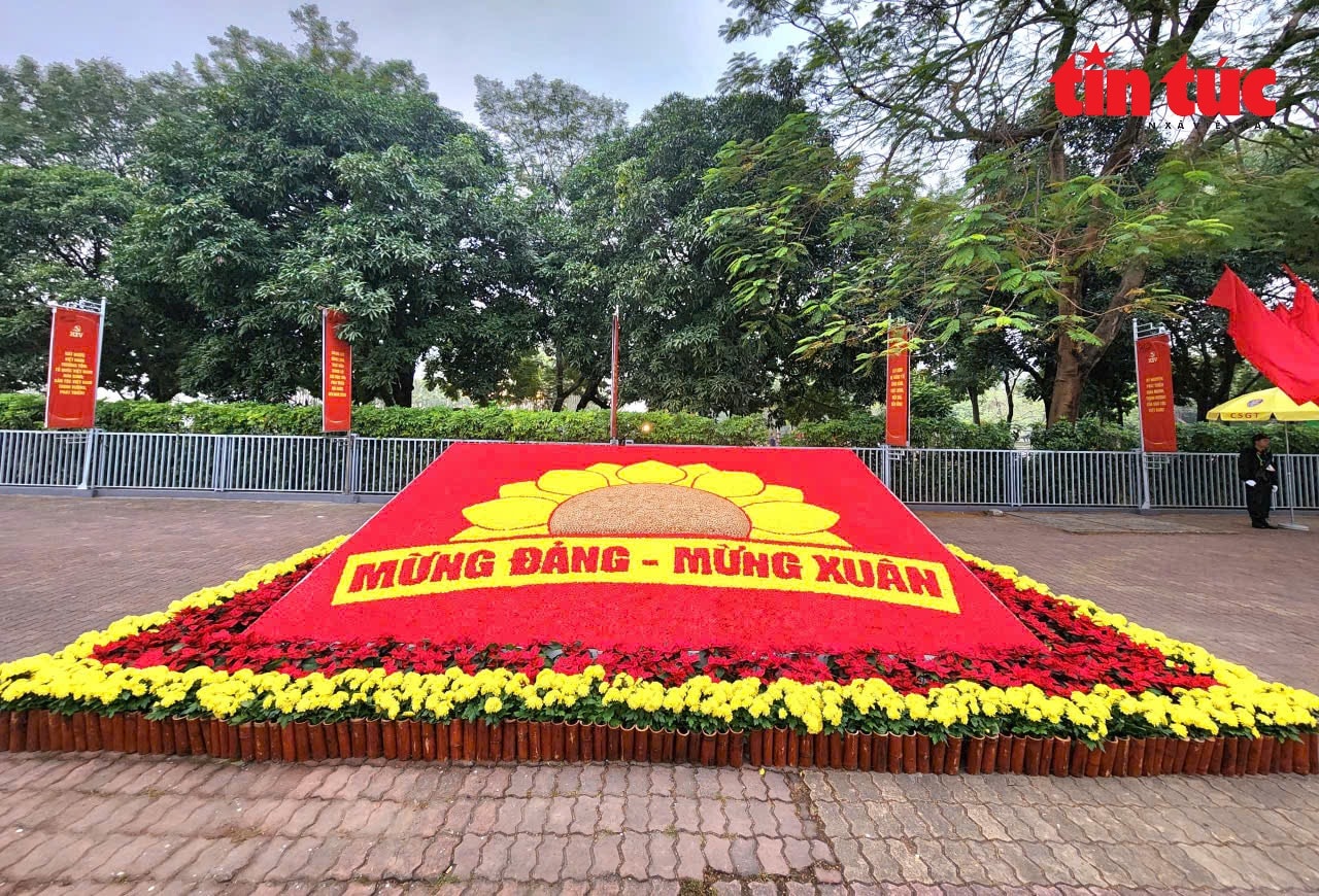 Đường phố rực rỡ sắc đỏ cờ hoa trong ngày làm việc đầu tiên Đại hội XIV của Đảng- Ảnh 6. Đường phố rực rỡ sắc đỏ cờ hoa trong ngày làm việc đầu tiên Đại hội XIV của Đảng- Ảnh 6.