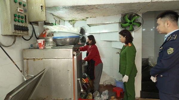 Phát hiện 300 kg giò chả chứa hàn the tại cơ sở Yến Hiền, số 5B phố Nguyễn Thiện Thuật, Hà Nội - Ảnh 1.