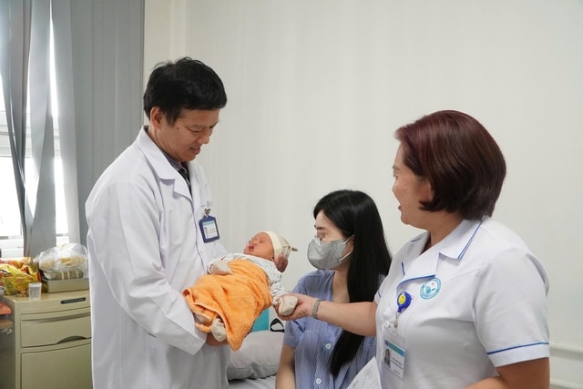 Bác sĩ trực tiếp hiến máu cứu sản phụ băng huyết nguy kịch- Ảnh 1.