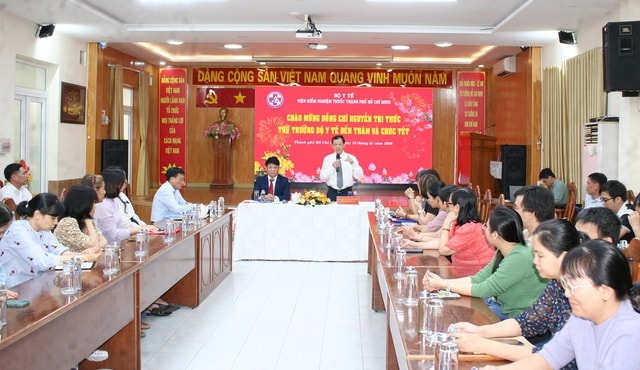 Thứ trưởng Nguyễn Tri Thức thăm, làm việc và chúc Tết hai đơn vị trực thuộc Bộ Y tế tại TPHCM- Ảnh 3.