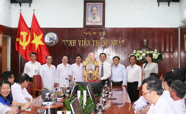 Thứ trưởng Nguyễn Tri Thức thăm, làm việc và chúc Tết hai đơn vị trực thuộc Bộ Y tế tại TPHCM- Ảnh 2.