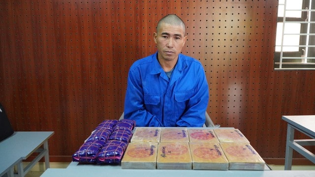 Phục kích đối tượng 'cõng' 10 bánh ma tuý trên đường vắng- Ảnh 1.