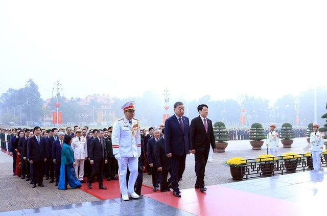 Lãnh đạo Đảng, Nhà nước, đại biểu dự Đại hội XIV vào Lăng viếng Chủ tịch Hồ Chí Minh- Ảnh 3.