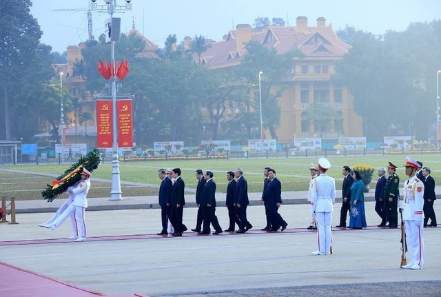 Lãnh đạo Đảng, Nhà nước, đại biểu dự Đại hội XIV vào Lăng viếng Chủ tịch Hồ Chí Minh- Ảnh 1.