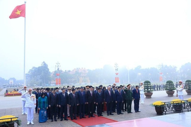 Lãnh đạo Đảng, Nhà nước, đại biểu dự Đại hội XIV vào Lăng viếng Chủ tịch Hồ Chí Minh- Ảnh 2.