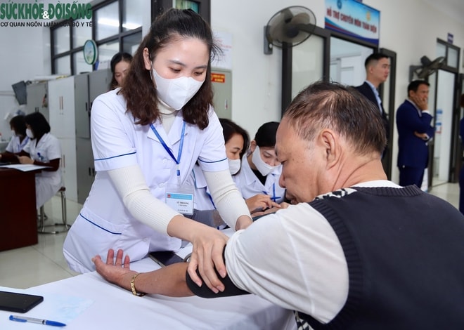 BVĐK Hà Đông đưa bác sĩ, thiết bị hiện đại về 'cắm chốt' tại trạm y tế xã- Ảnh 5.