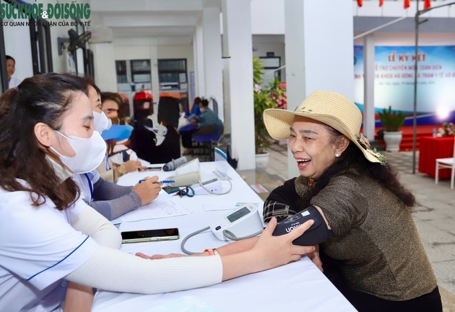 BVĐK Hà Đông đưa bác sĩ, thiết bị hiện đại về 'cắm chốt' tại trạm y tế xã- Ảnh 9.