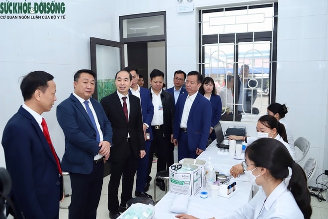 BVĐK Hà Đông đưa bác sĩ, thiết bị hiện đại về 'cắm chốt' tại trạm y tế xã- Ảnh 14.