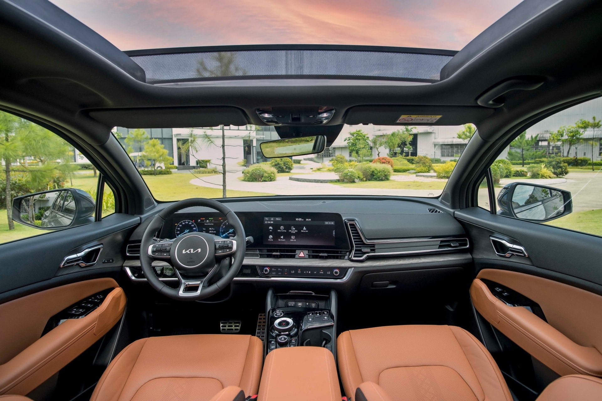 Vô lăng 3 chấu bọc da có đường kính nhỏ, mang lại cảm giác thể thao.