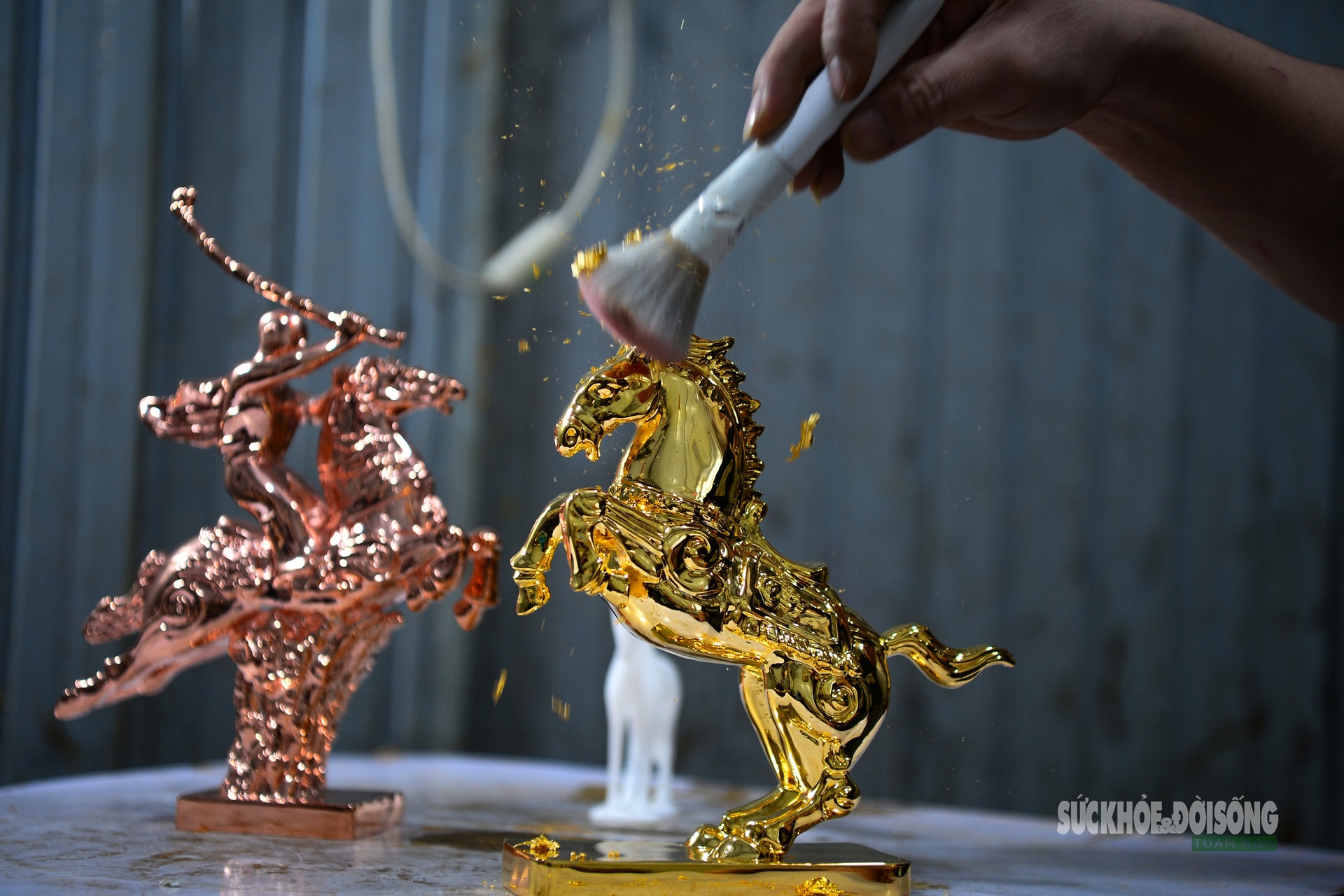 Ngắm linh vật ngựa dát vàng giá hàng chục triệu đồng- Ảnh 7.
