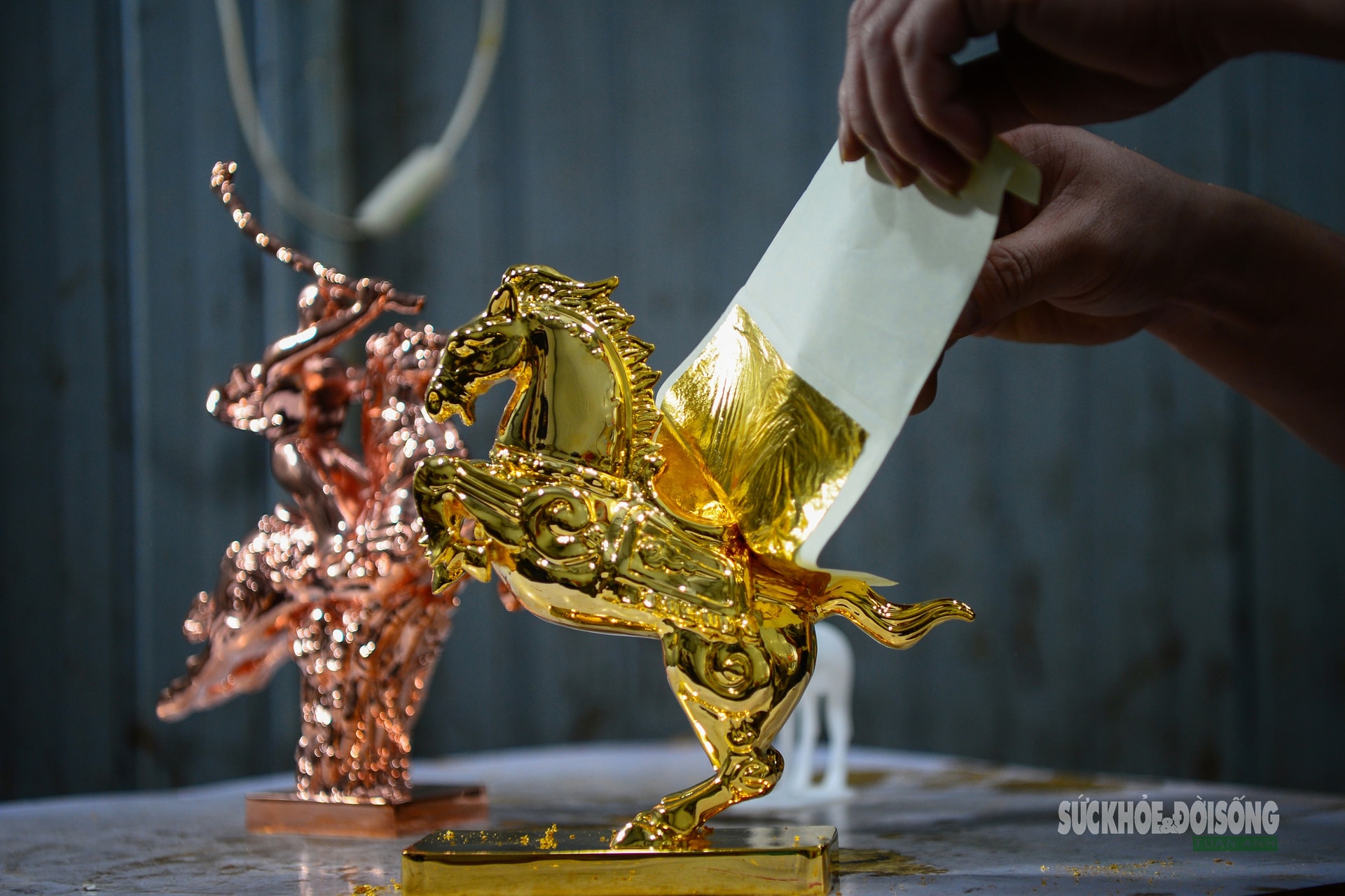 Ngắm linh vật ngựa dát vàng giá hàng chục triệu đồng- Ảnh 8.