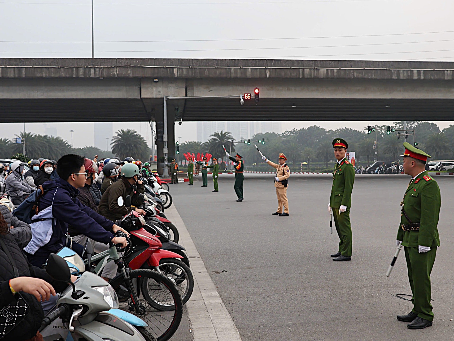 Người dân có chung tinh thần trách nhiệm, cùng cố gắng để bảo đảm trật tự, an toàn Đại hội XIV của Đảng- Ảnh 2.