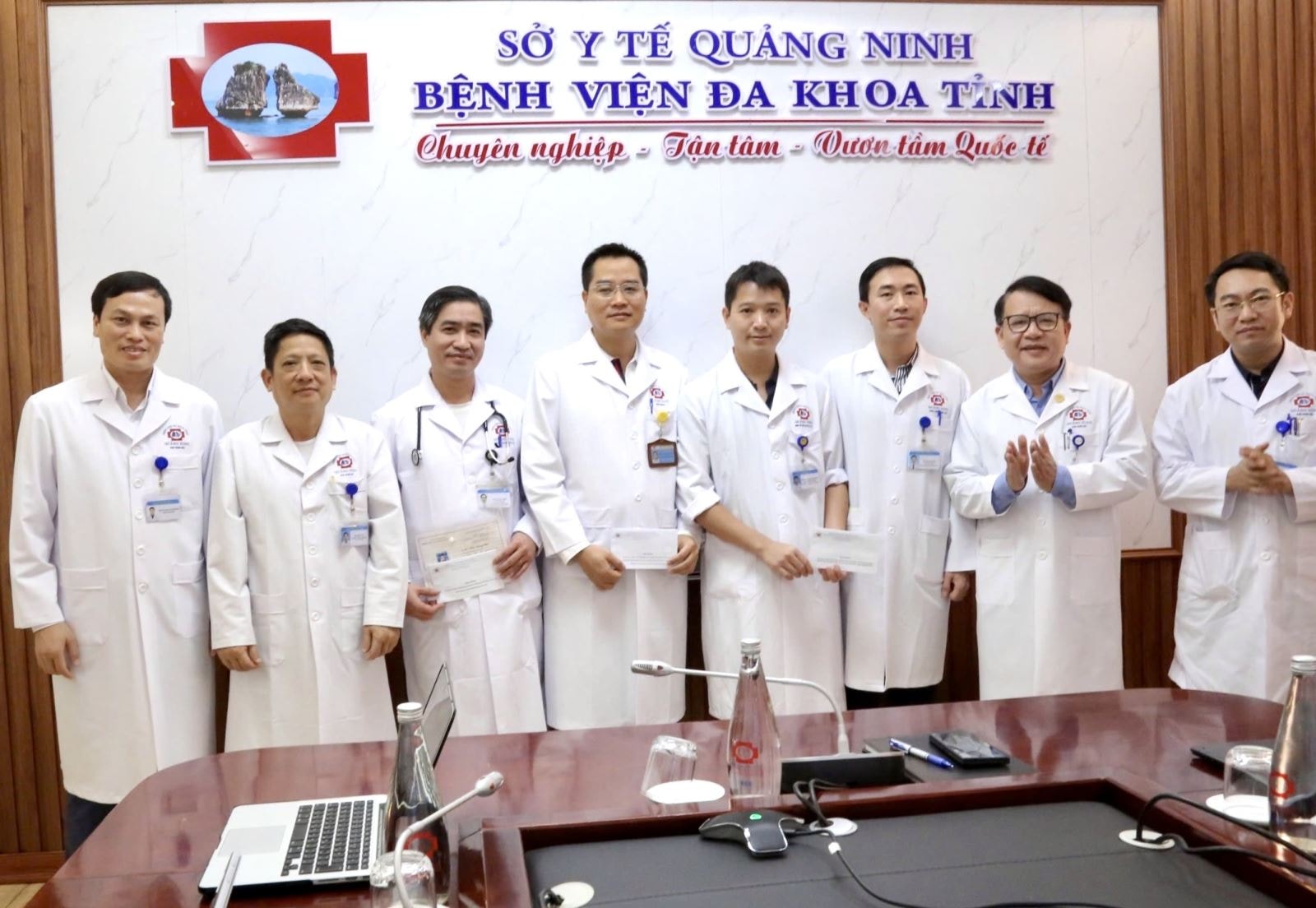 Khen thưởng đột xuất các kíp bác sĩ, điều dưỡng cứu sống 3 bệnh nhân đặc biệt nguy kịch- Ảnh 2.