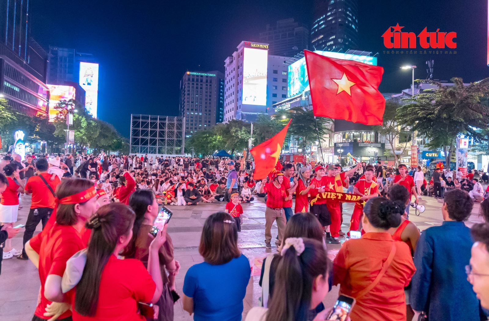 Cổ động viên TPHCM 'tiếp lửa' cho U23 Việt Nam- Ảnh 9. Cổ động viên TPHCM 'tiếp lửa' cho U23 Việt Nam- Ảnh 9.