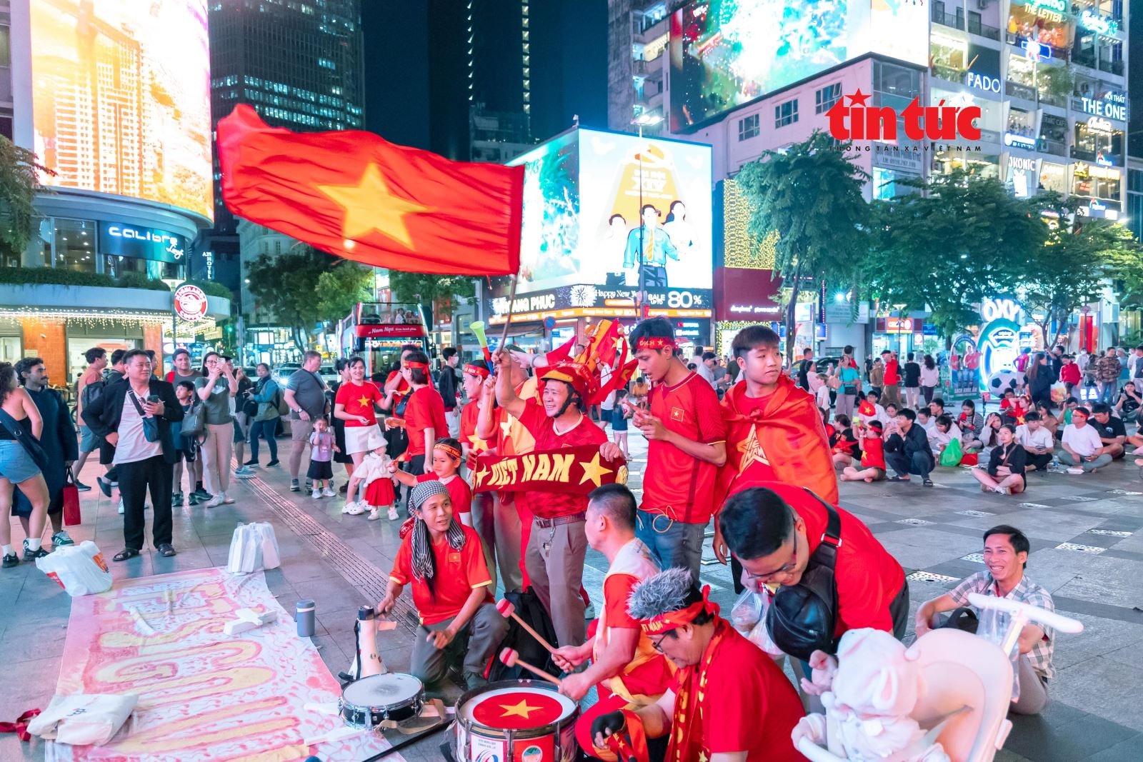 Cổ động viên TPHCM 'tiếp lửa' cho U23 Việt Nam- Ảnh 4. Cổ động viên TPHCM 'tiếp lửa' cho U23 Việt Nam- Ảnh 4.