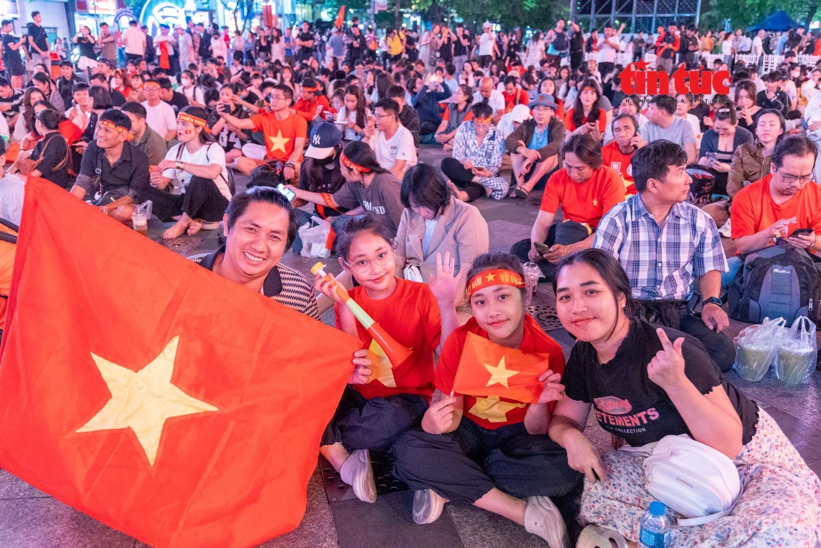 Cổ động viên TPHCM 'tiếp lửa' cho U23 Việt Nam- Ảnh 3. Cổ động viên TPHCM 'tiếp lửa' cho U23 Việt Nam- Ảnh 3.