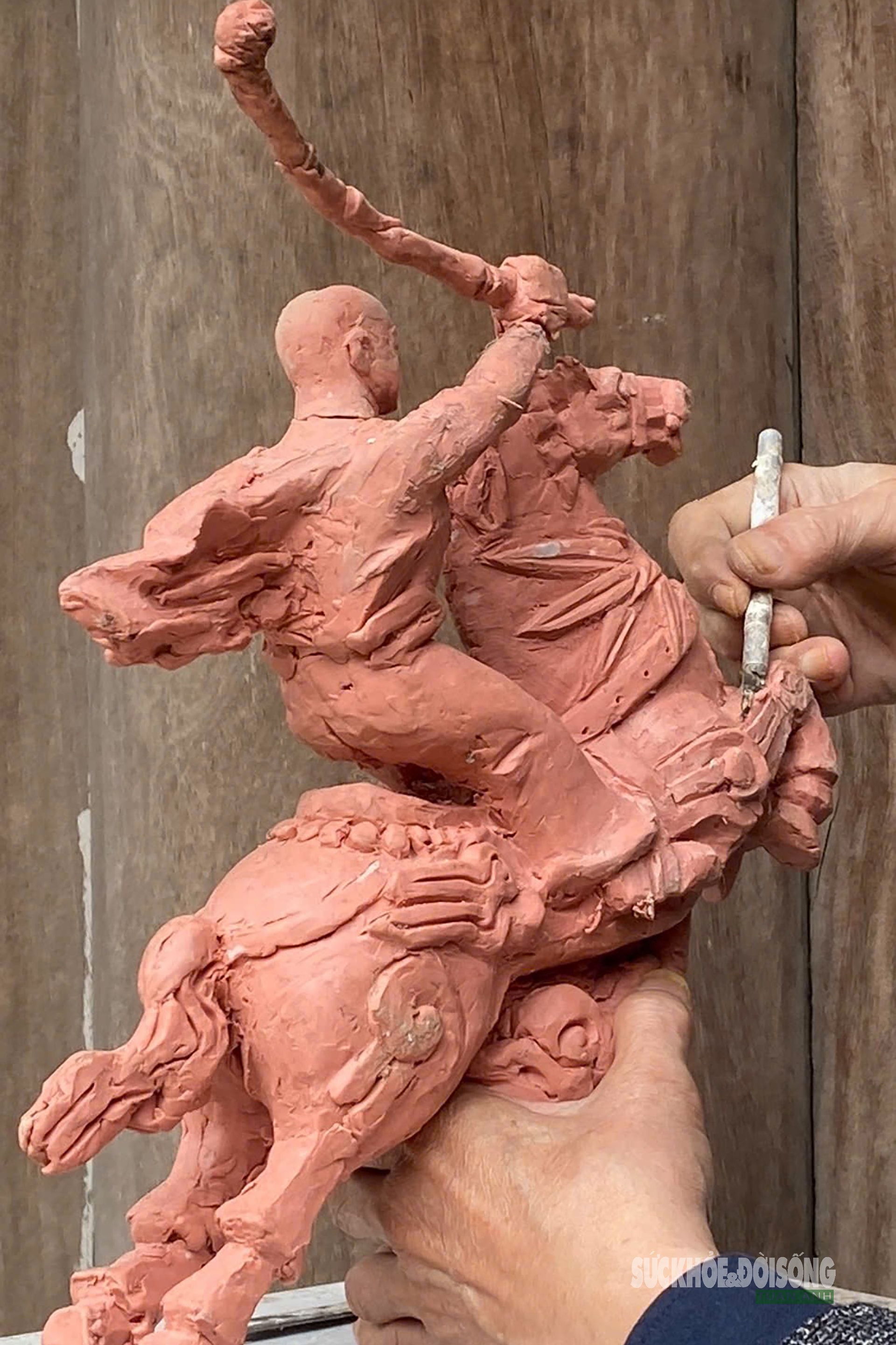 Ngắm linh vật ngựa dát vàng giá hàng chục triệu đồng- Ảnh 1.