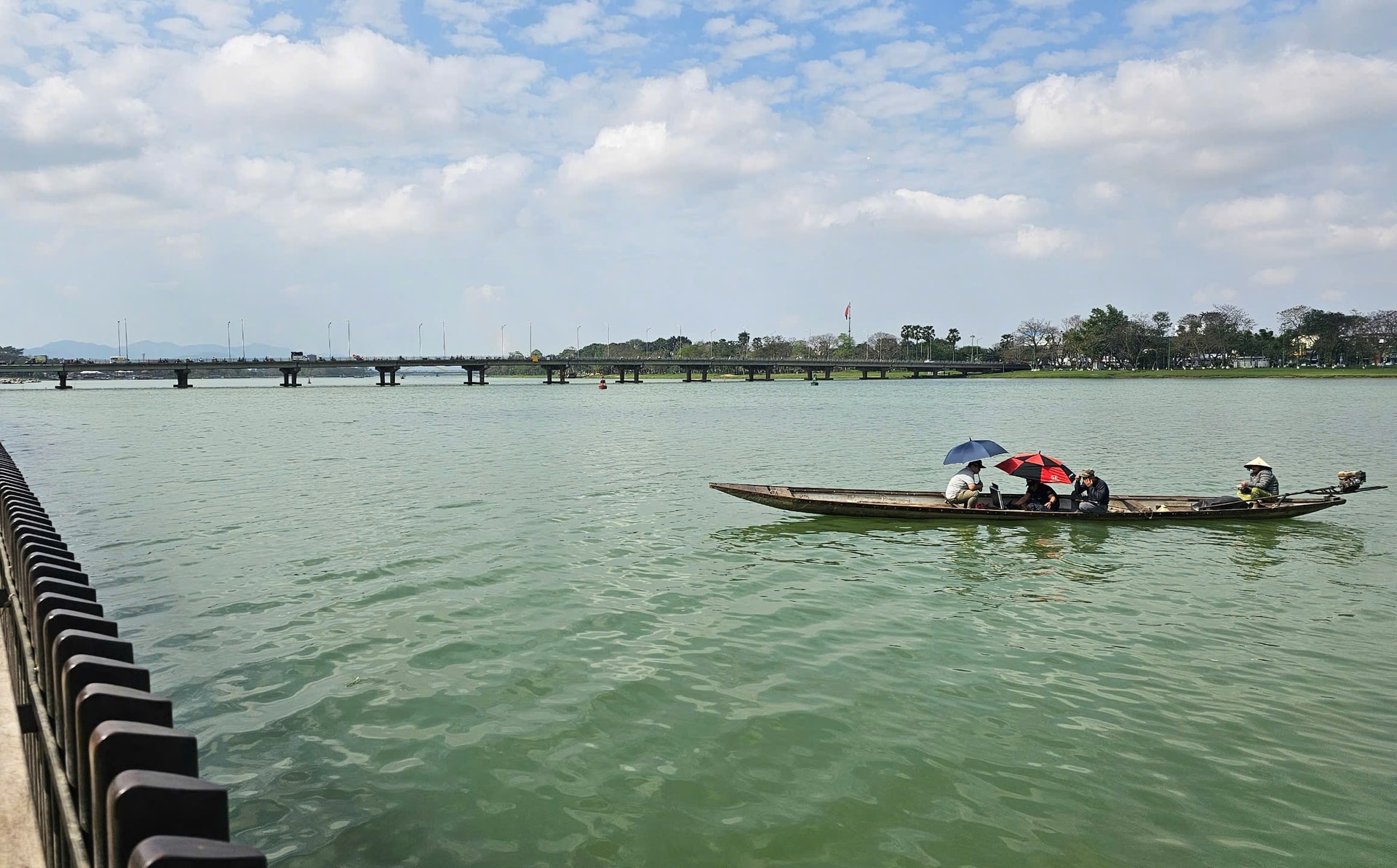 Nhiều giờ ngụp lặn tìm 2 cây vàng bị đánh rơi dưới sông Hương- Ảnh 2. Nhiều giờ ngụp lặn tìm 2 cây vàng bị đánh rơi dưới sông Hương- Ảnh 2.