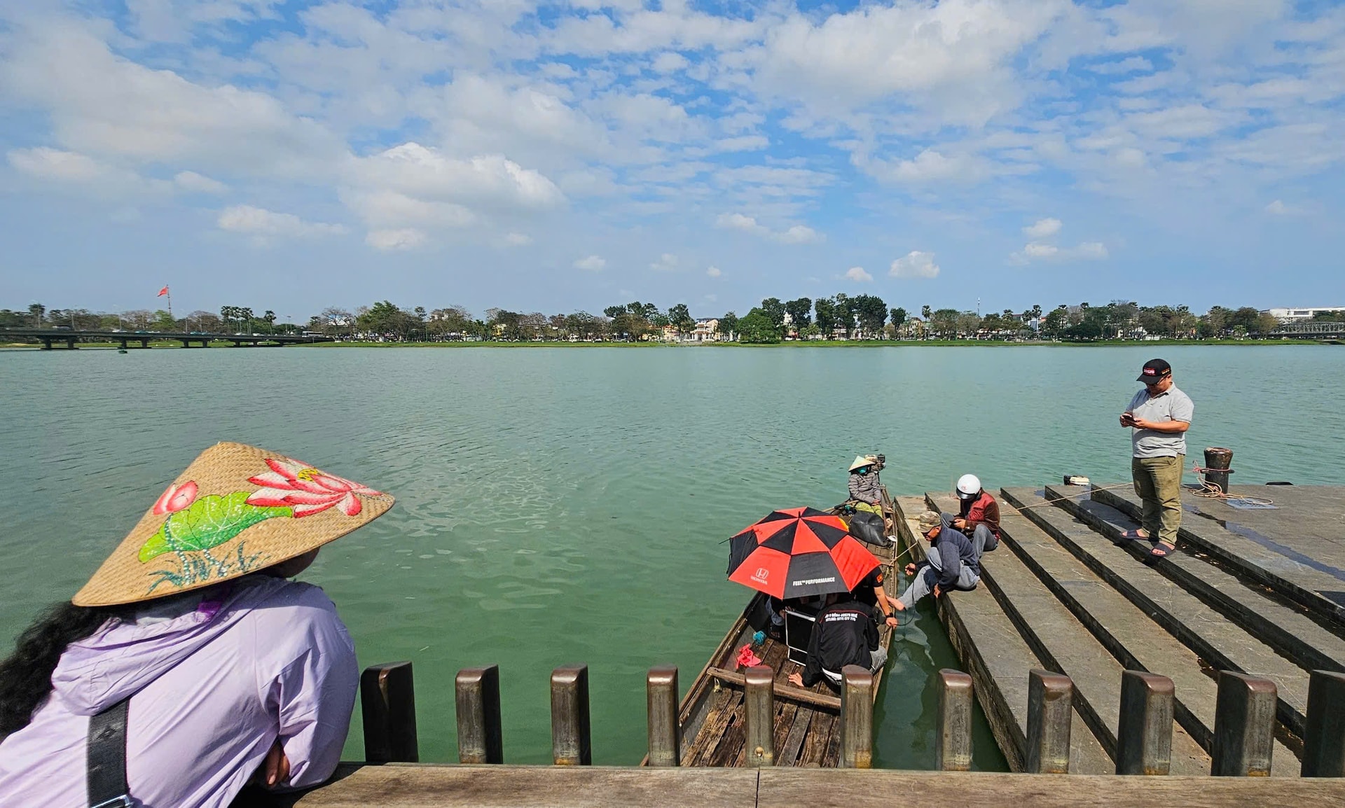 Nhiều giờ ngụp lặn tìm 2 cây vàng bị đánh rơi dưới sông Hương- Ảnh 1. Nhiều giờ ngụp lặn tìm 2 cây vàng bị đánh rơi dưới sông Hương- Ảnh 1.