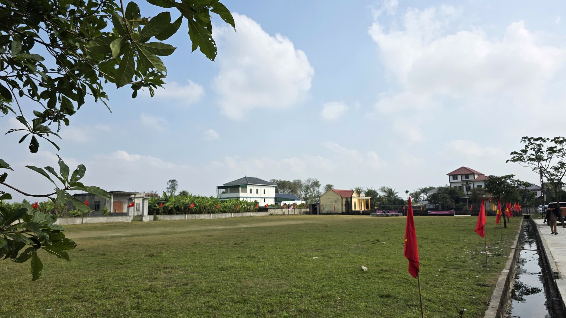 Sân làng hóa 'chảo lửa', quê nhà Đình Bắc tiếp sức U23 Việt Nam trước bán kết châu Á- Ảnh 1.