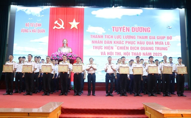 Vùng 4 Hải quân tuyên dương lực lượng khắc phục hậu quả mưa lũ- Ảnh 1.