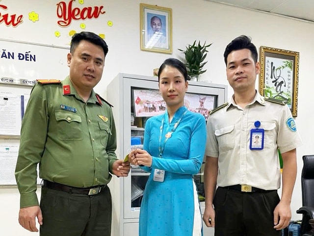 Kịp thời tìm lại nhẫn kim cương bị thất lạc trong khay đựng đồ ở sân bay Đà Nẵng- Ảnh 1. Kịp thời tìm lại nhẫn kim cương bị thất lạc trong khay đựng đồ ở sân bay Đà Nẵng- Ảnh 1.