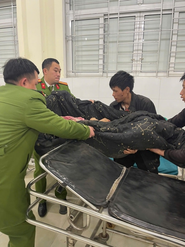 Chạy đua với thời gian, Công an xã đưa sản phụ bị đá đè trúng đi cấp cứu- Ảnh 1. Chạy đua với thời gian, Công an xã đưa sản phụ bị đá đè trúng đi cấp cứu- Ảnh 1.