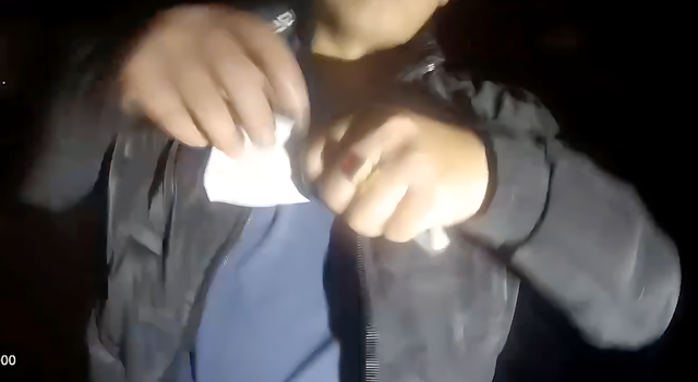 CSGT lập biên bản, khống chế thanh niên xé phiếu đo nồng độ cồn- Ảnh 1. CSGT lập biên bản, khống chế thanh niên xé phiếu đo nồng độ cồn- Ảnh 1.