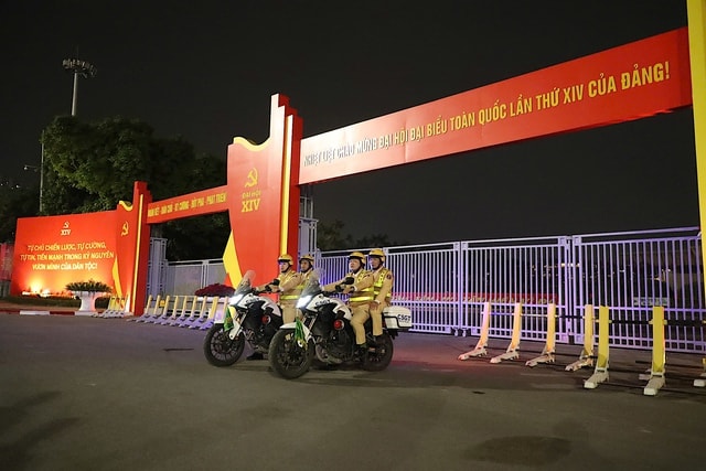 Trong thời gian diễn ra Đại hội XIV, Công an thành phố Hà Nội điều chỉnh phân luồng, cấm xe tải nặng trên Đại lộ Thăng Long và Vành đai 3 trên cao; người dân cần chủ động lộ trình di chuyển.