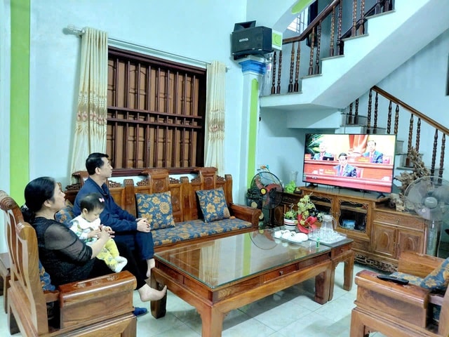 Người dân háo hức theo dõi khai mạc Đại hội Đảng qua truyền hình trực tiếp- Ảnh 2.