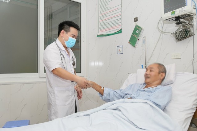 Ngã gục sau khi đang chơi tennis, người đàn ông 51 tuổi ngừng tuần hoàn nguy kịch- Ảnh 1. Ngã gục sau khi đang chơi tennis, người đàn ông 51 tuổi ngừng tuần hoàn nguy kịch- Ảnh 1.