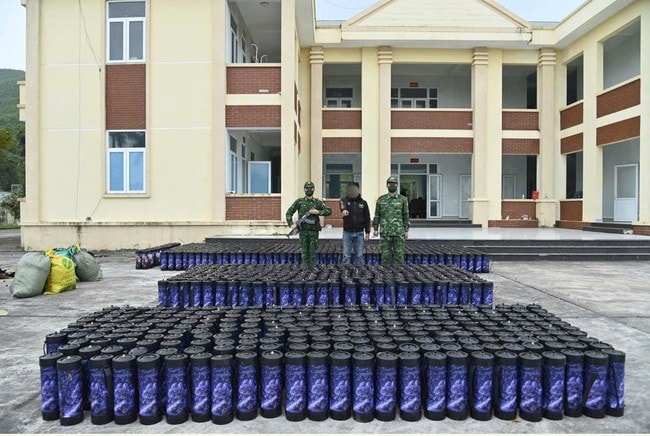 Quảng Ninh: Bắt giữ vụ vận chuyển hơn 1.300 bình khí cười trên biển- Ảnh 1. Quảng Ninh: Bắt giữ vụ vận chuyển hơn 1.300 bình khí cười trên biển- Ảnh 1.