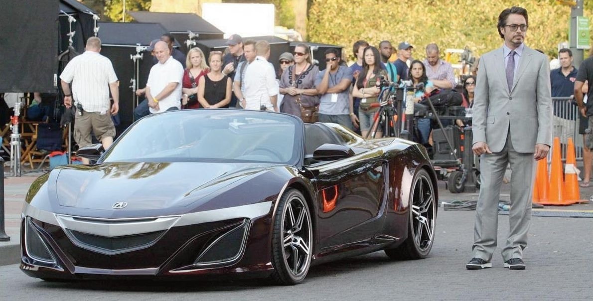 Diễn viên Robert Downey Jr. lái chiếc Acura NSX Roadster trong phim 
