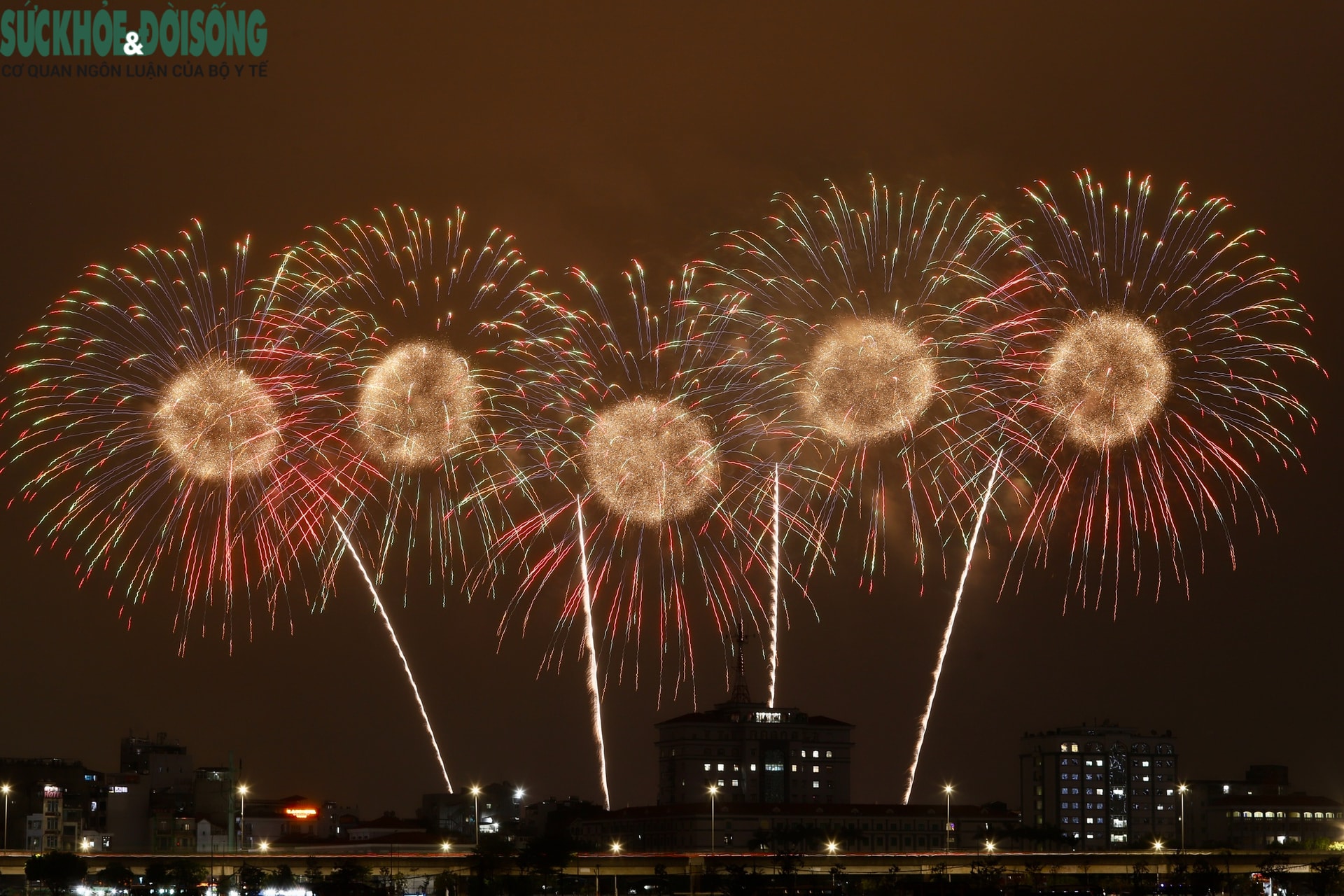 Pháo hoa thắp sáng bầu trời Mỹ Đình trong buổi tổng duyệt chương trình nghệ thuật chào mừng Đại hội XIV- Ảnh 4.