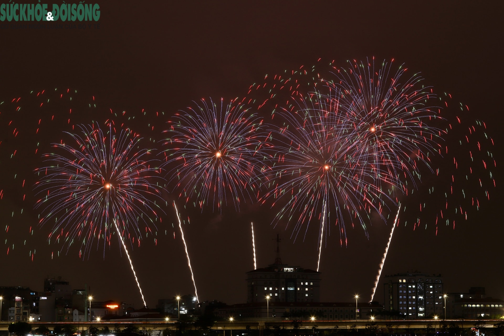 Pháo hoa thắp sáng bầu trời Mỹ Đình trong buổi tổng duyệt chương trình nghệ thuật chào mừng Đại hội XIV- Ảnh 7.