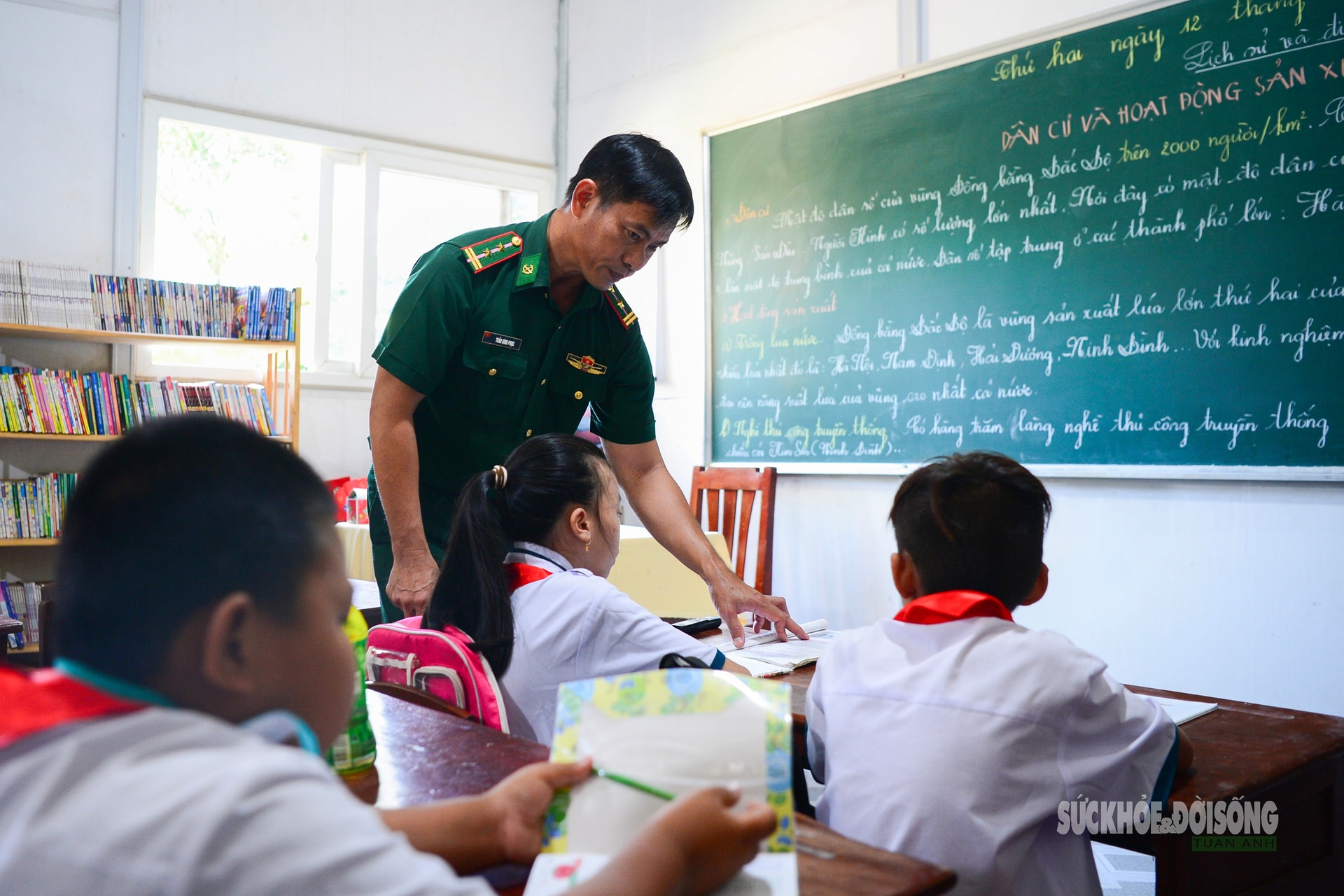 Chiến sĩ quân hàm xanh 15 năm 'gieo chữ' giữa biển trời Tây Nam- Ảnh 5.