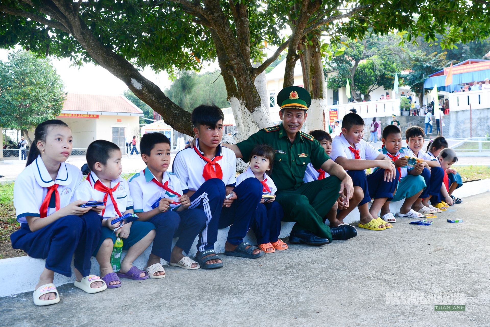 Chiến sĩ quân hàm xanh 15 năm 'gieo chữ' giữa biển trời Tây Nam- Ảnh 7.