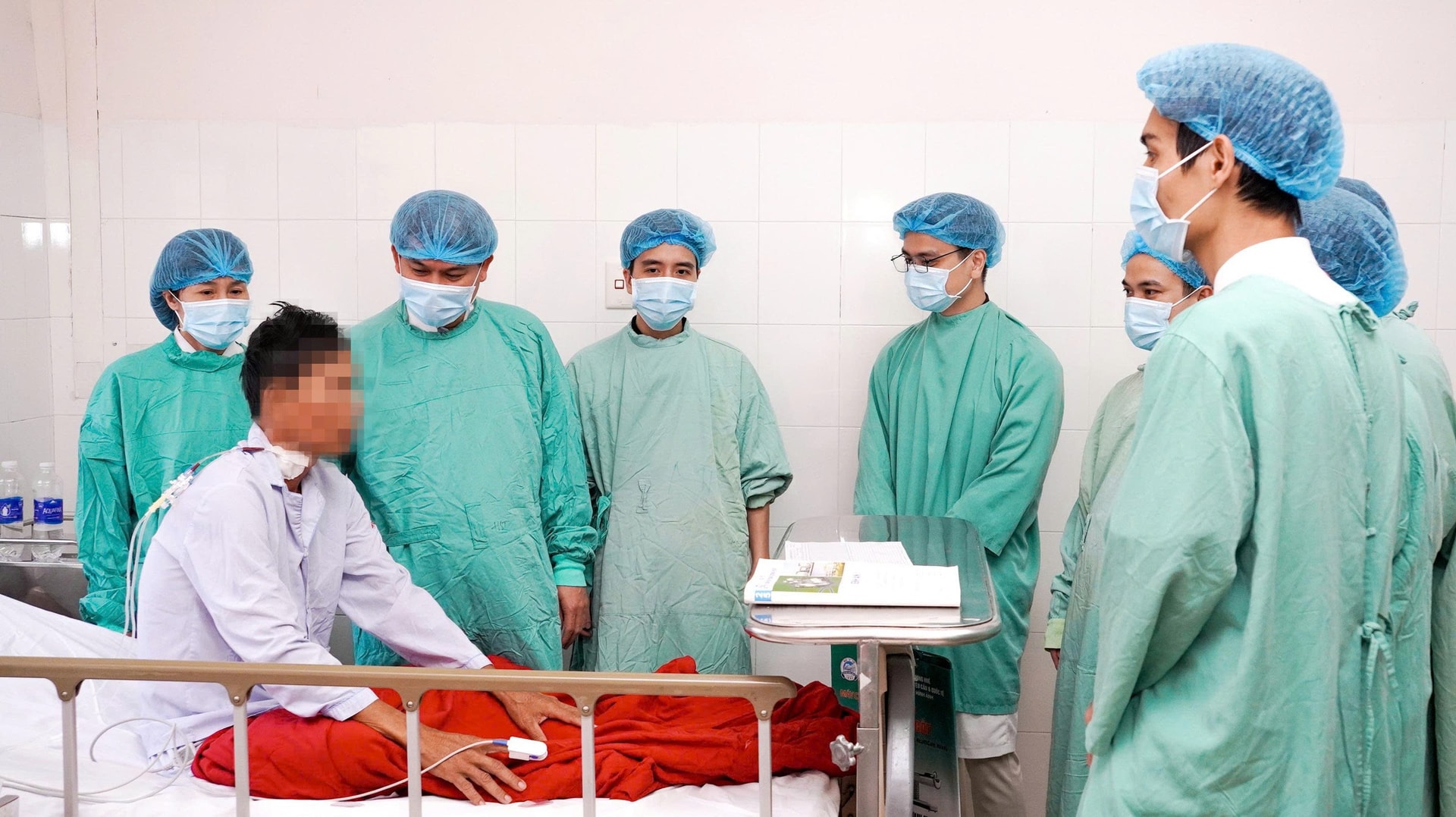 Phẫu thuật cắt bỏ hai thận đa nang gần 10kg và ghép thận trong một ca mổ- Ảnh 1. Phẫu thuật cắt bỏ hai thận đa nang gần 10kg và ghép thận trong một ca mổ- Ảnh 1.