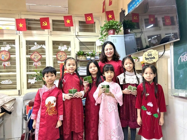 Sắc xuân tràn ngập, học sinh tiểu học hào hứng trải nghiệm gói bánh chưng dịp Tết- Ảnh 12.