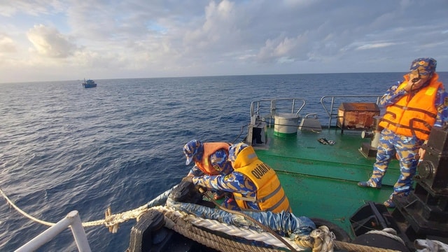 Cứu tàu cá KH 92259 TS cùng 8 thuyền viên gặp nạn trên biển- Ảnh 1.