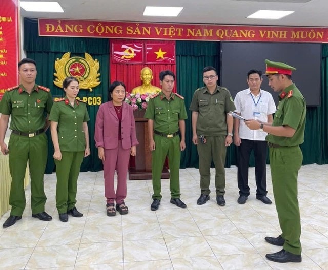 Bất ngờ có nhiều đất, nữ kế toán lộ chiêu 'rút ruột' cùng lúc 2 công ty- Ảnh 1. Bất ngờ có nhiều đất, nữ kế toán lộ chiêu 'rút ruột' cùng lúc 2 công ty- Ảnh 1.