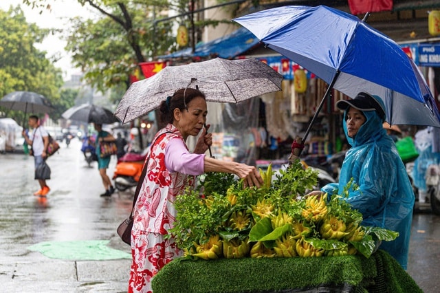 Cảnh báo mưa dông khu vực nội thành Hà Nội vào chiều nay- Ảnh 1.