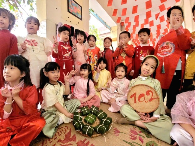 Sắc xuân tràn ngập, học sinh tiểu học hào hứng trải nghiệm gói bánh chưng dịp Tết- Ảnh 6.