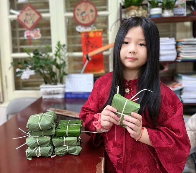 Sắc xuân tràn ngập, học sinh tiểu học hào hứng trải nghiệm gói bánh chưng dịp Tết- Ảnh 5.