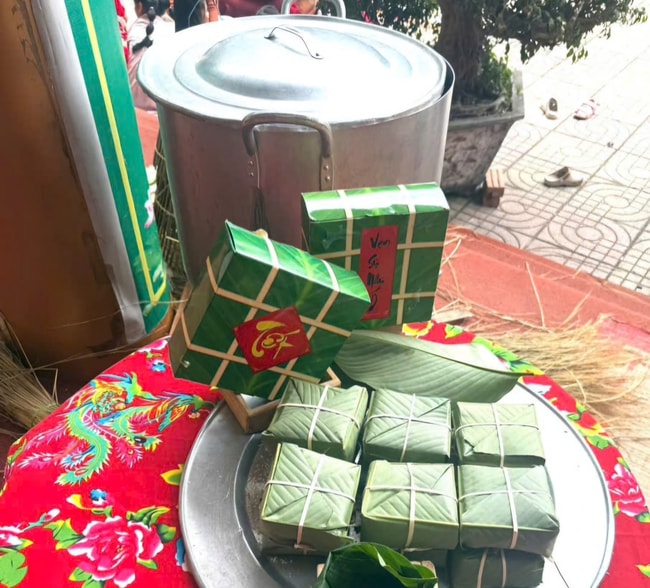 Sắc xuân tràn ngập, học sinh tiểu học hào hứng trải nghiệm gói bánh chưng dịp Tết- Ảnh 9.